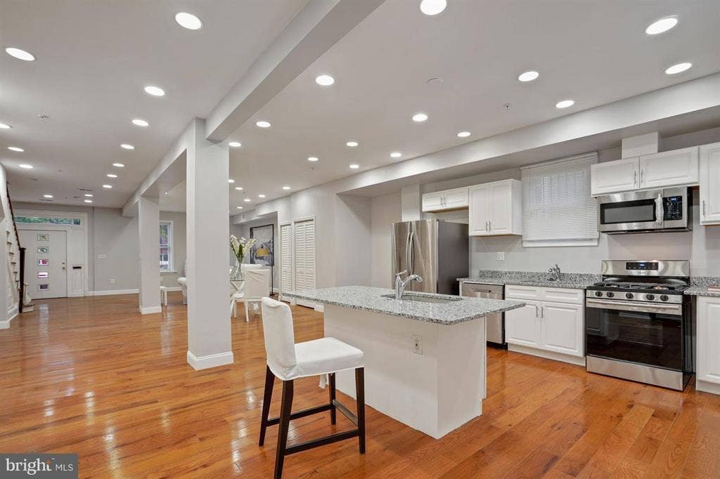 *Huge Room in Petworth - $**