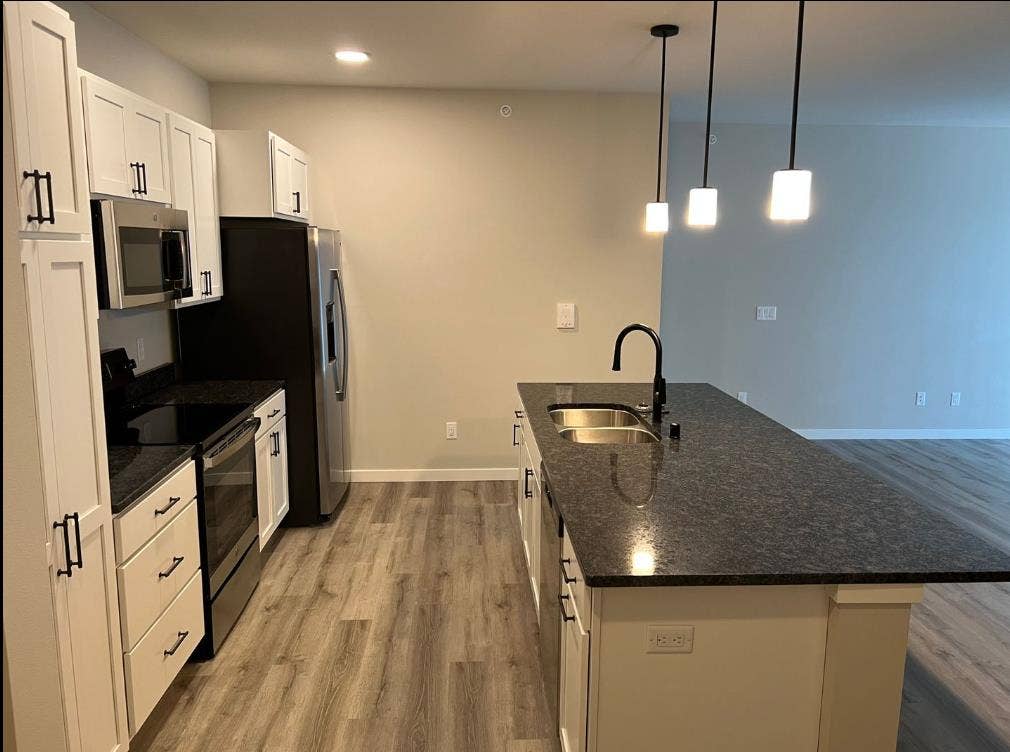 Looking for a subleaser!!