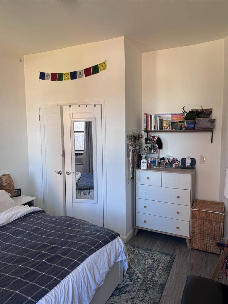 Sunlit Private Bedroom UWS