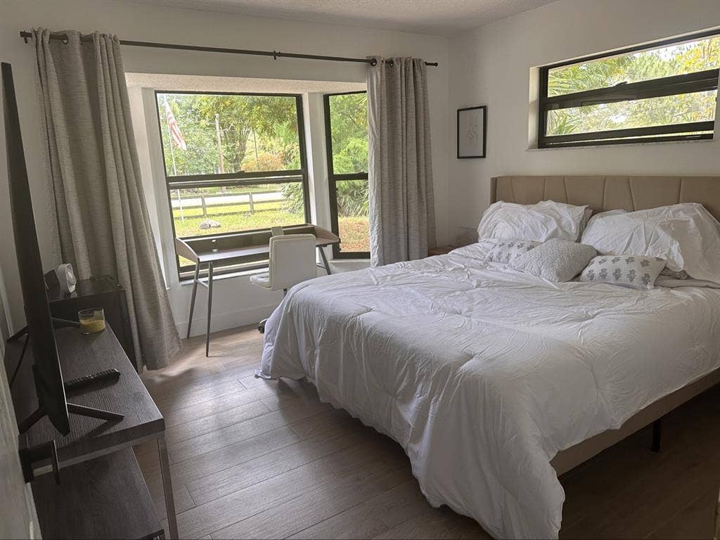 Beautiful updated house with Room