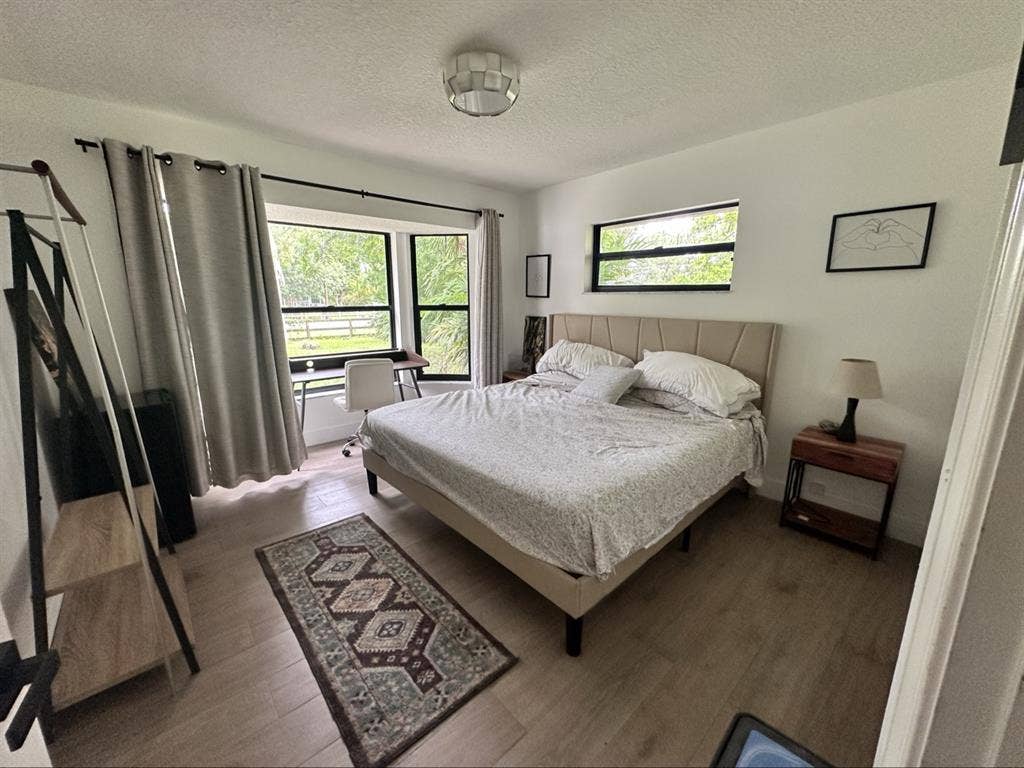 Beautiful updated house with Room
