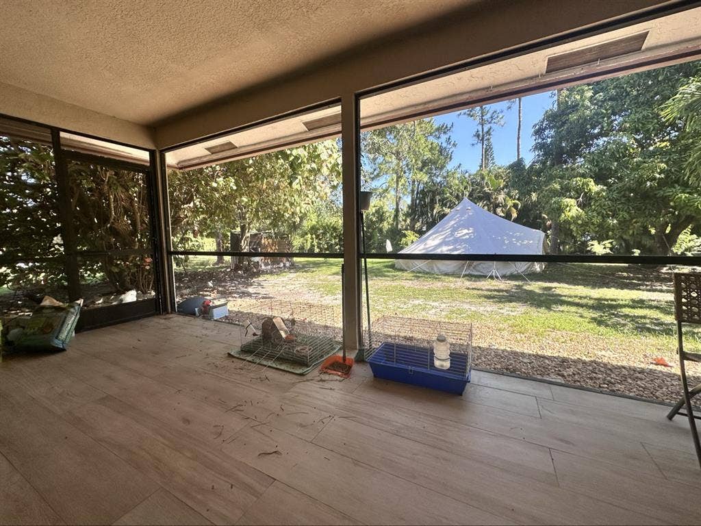 Beautiful updated house with Room