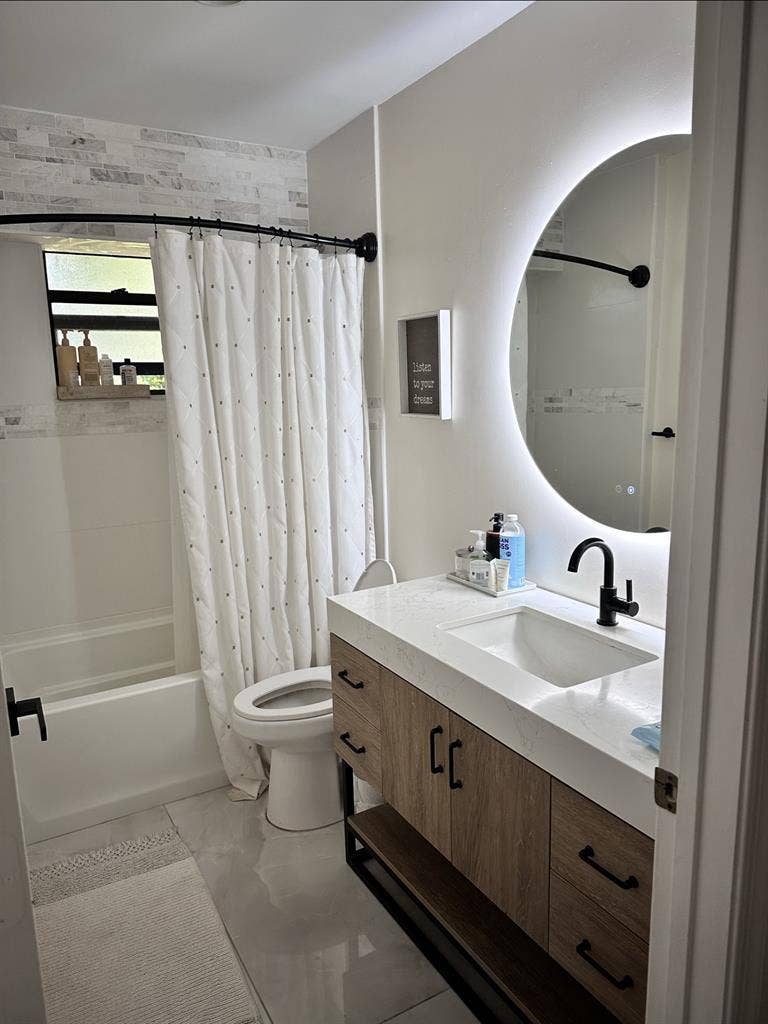 Beautiful updated house with Room