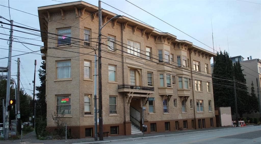 Private Room With Shared Bathroom