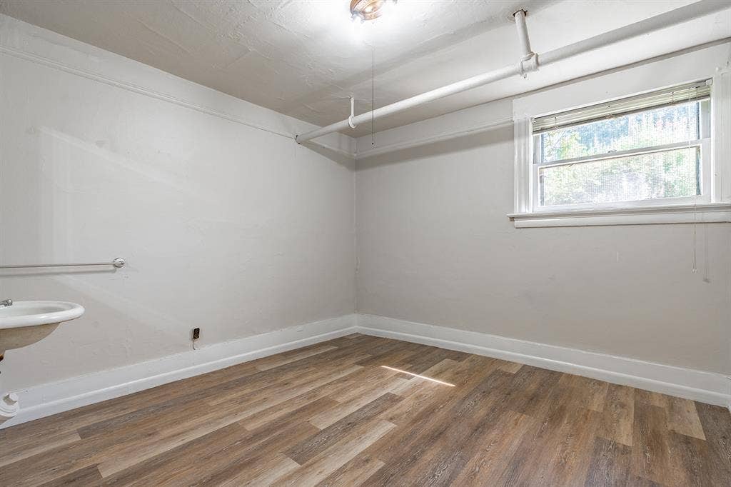 Private Room With Shared Bathroom