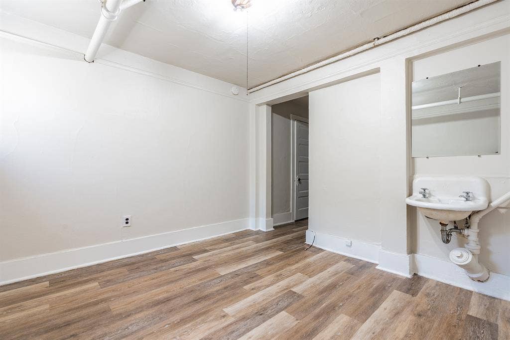 Private Room With Shared Bathroom