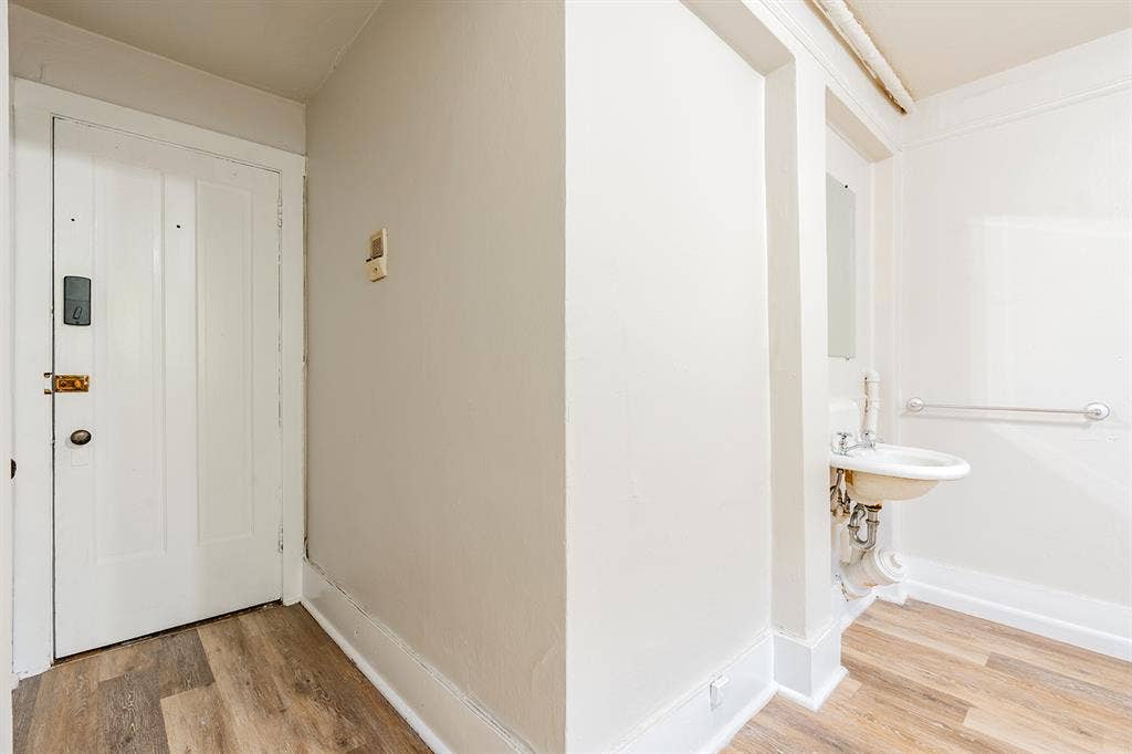 Private Room With Shared Bathroom