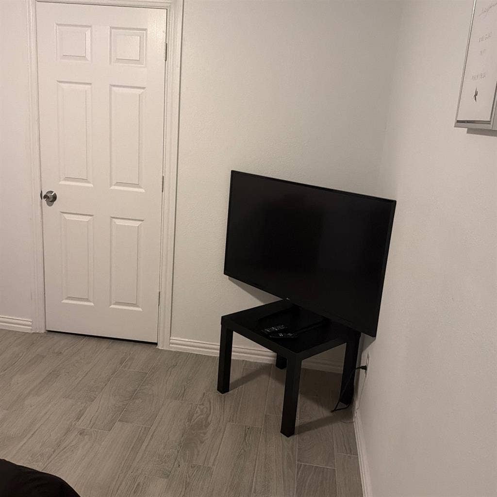 Clean room for rent