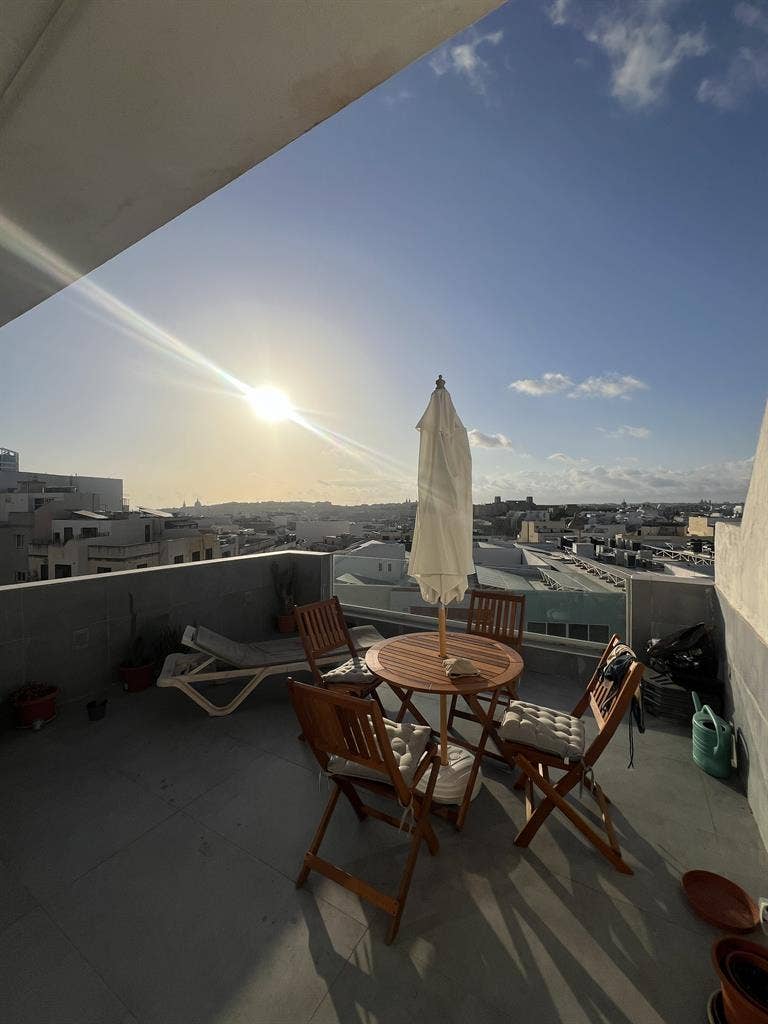 Room in Msida w/ Private Toilet