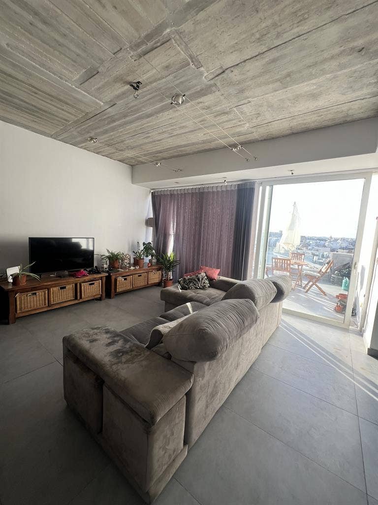 Room in Msida w/ Private Toilet