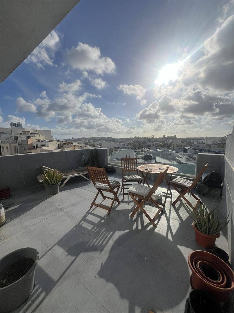 Room in Msida w/ Private Toilet