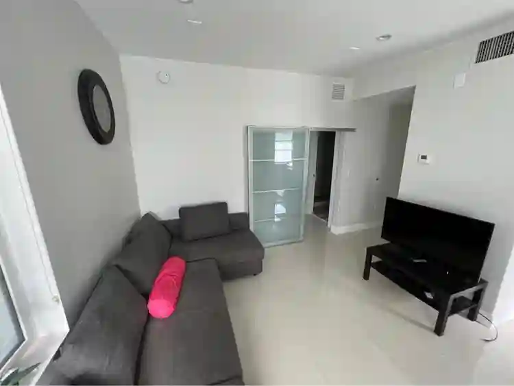 Looking for roommate- south Miami B