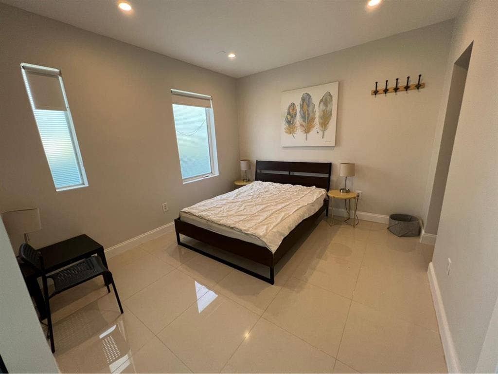 Looking for roommate- south Miami B