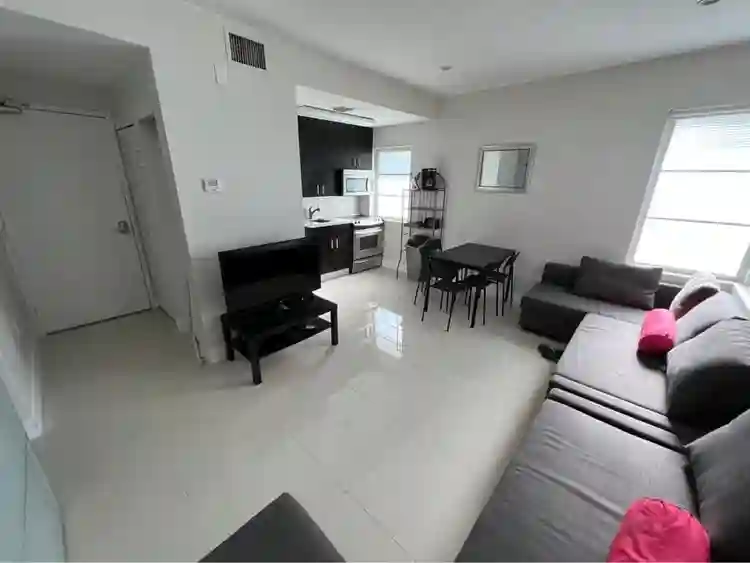 Looking for roommate- south Miami B