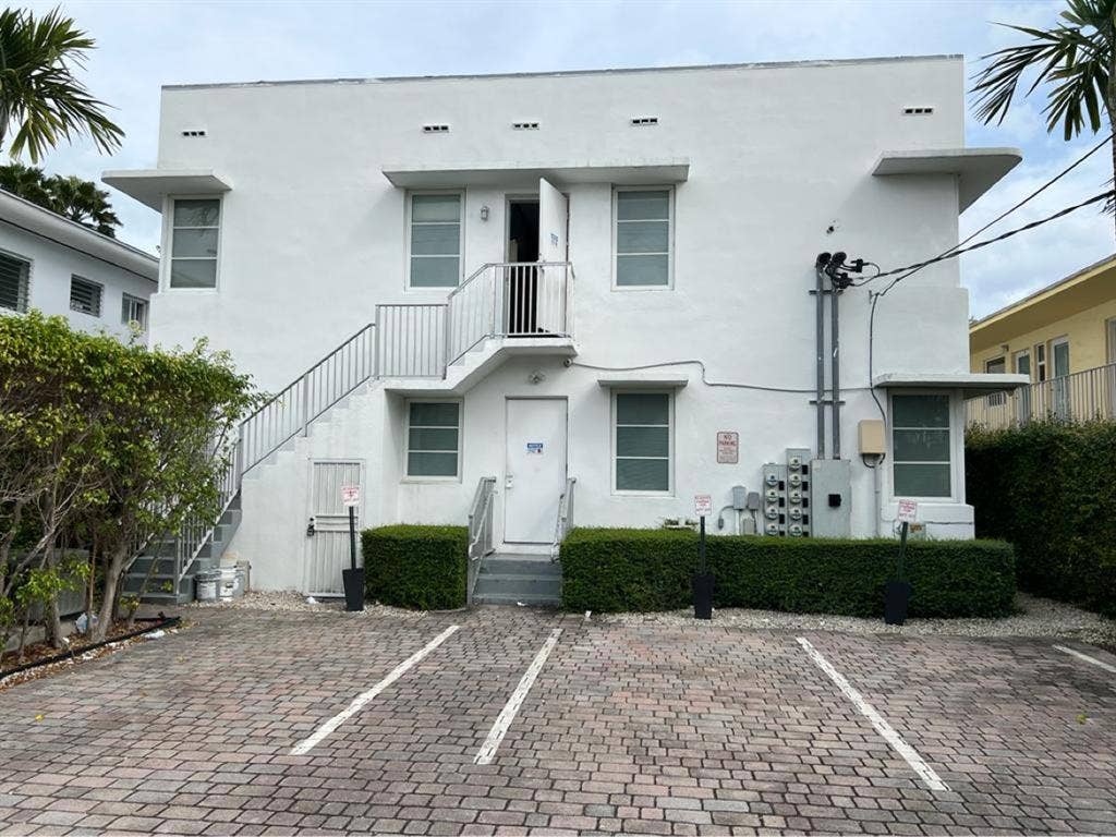 Looking for roommate- south Miami B