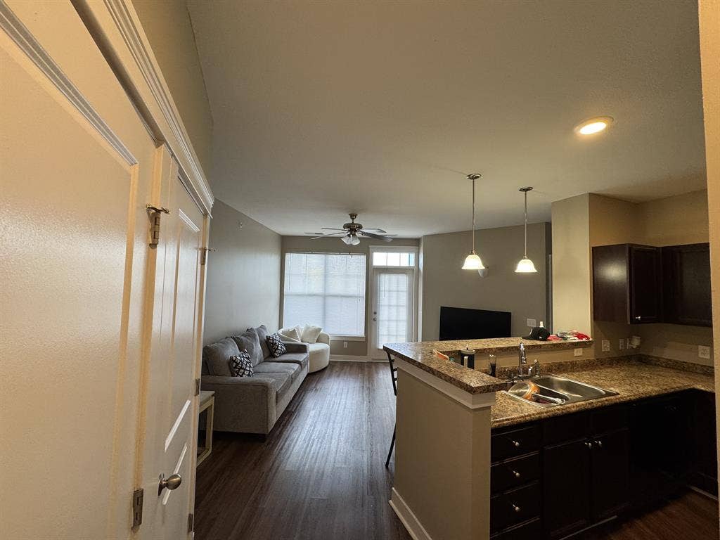 The Ivy Town & Flats  bath