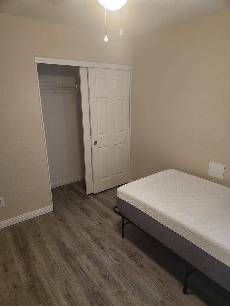 1 Room Available in Henderson