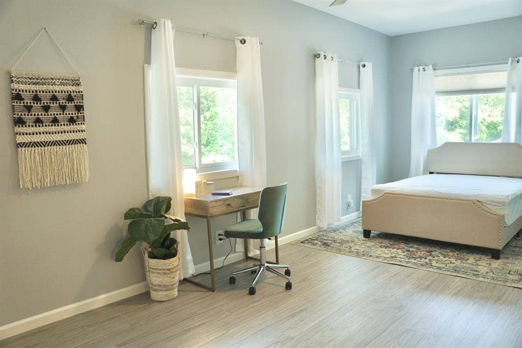 PRIVATE ROOM- RIVERVIEW HOME w/pool