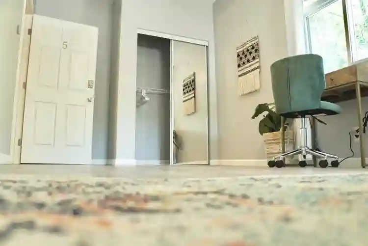 PRIVATE ROOM- RIVERVIEW HOME w/pool