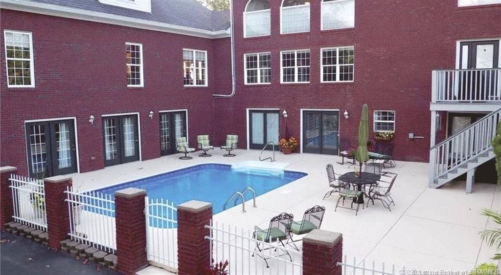 PRIVATE ROOM- RIVERVIEW HOME w/pool