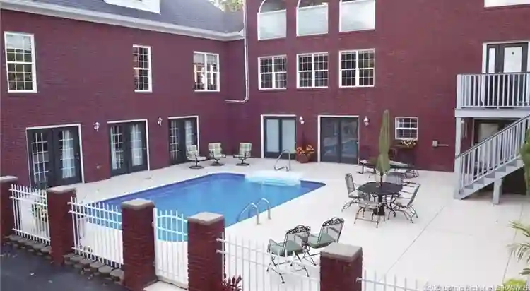 PRIVATE ROOM- RIVERVIEW HOME w/pool