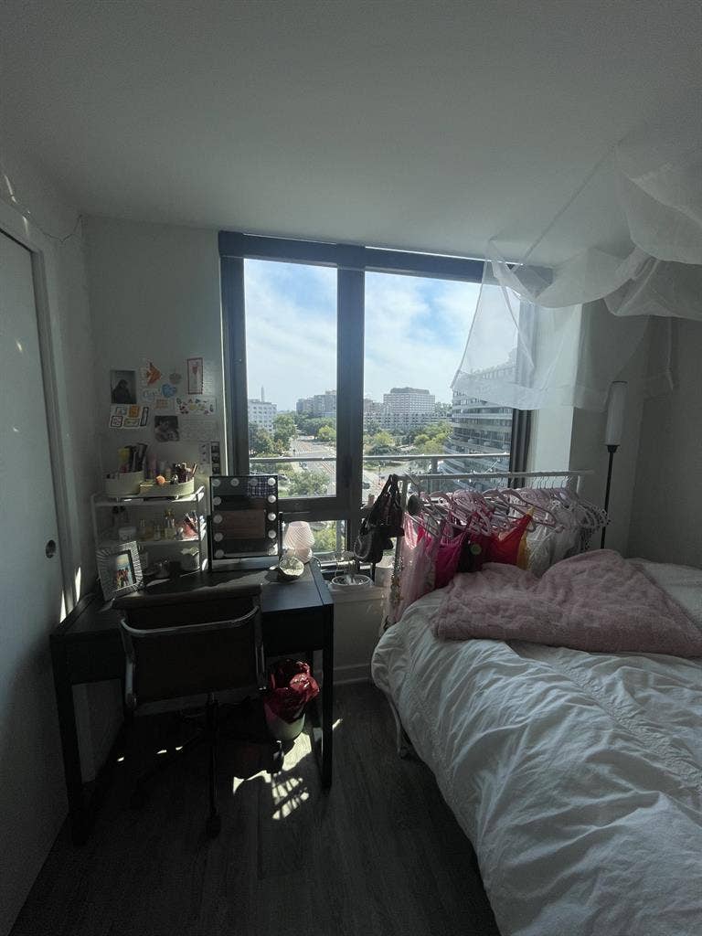 Fully furnished, modern apartment