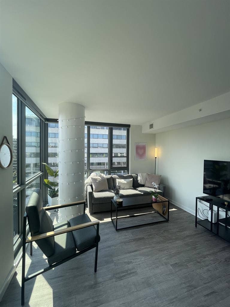 Fully furnished, modern apartment