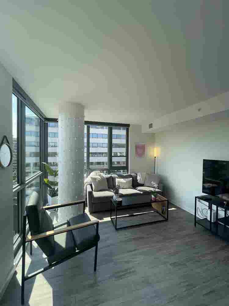 Fully furnished, modern apartment