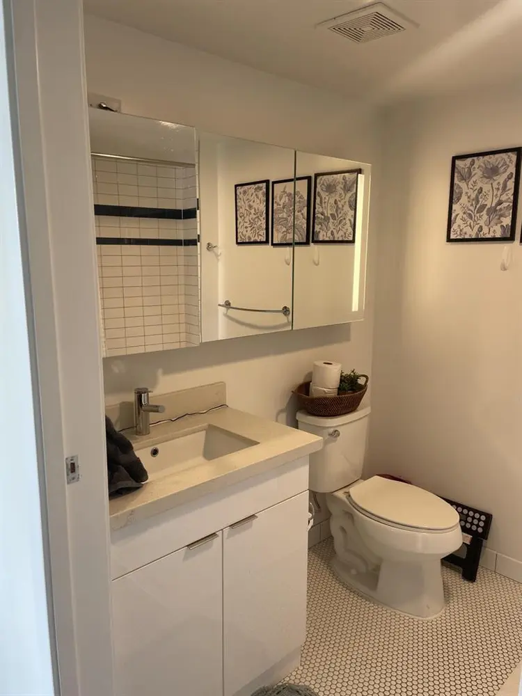 Fully furnished, modern apartment