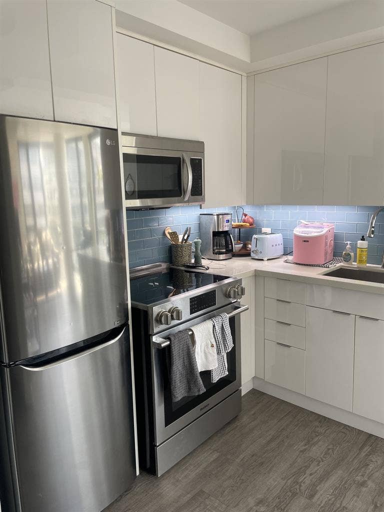 Fully furnished, modern apartment