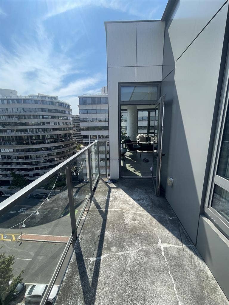 Fully furnished, modern apartment