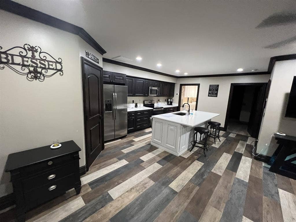 furnished apt w/utilities & garage