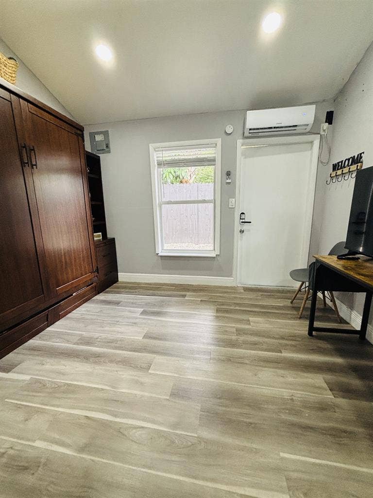 Private efficiency room for rent