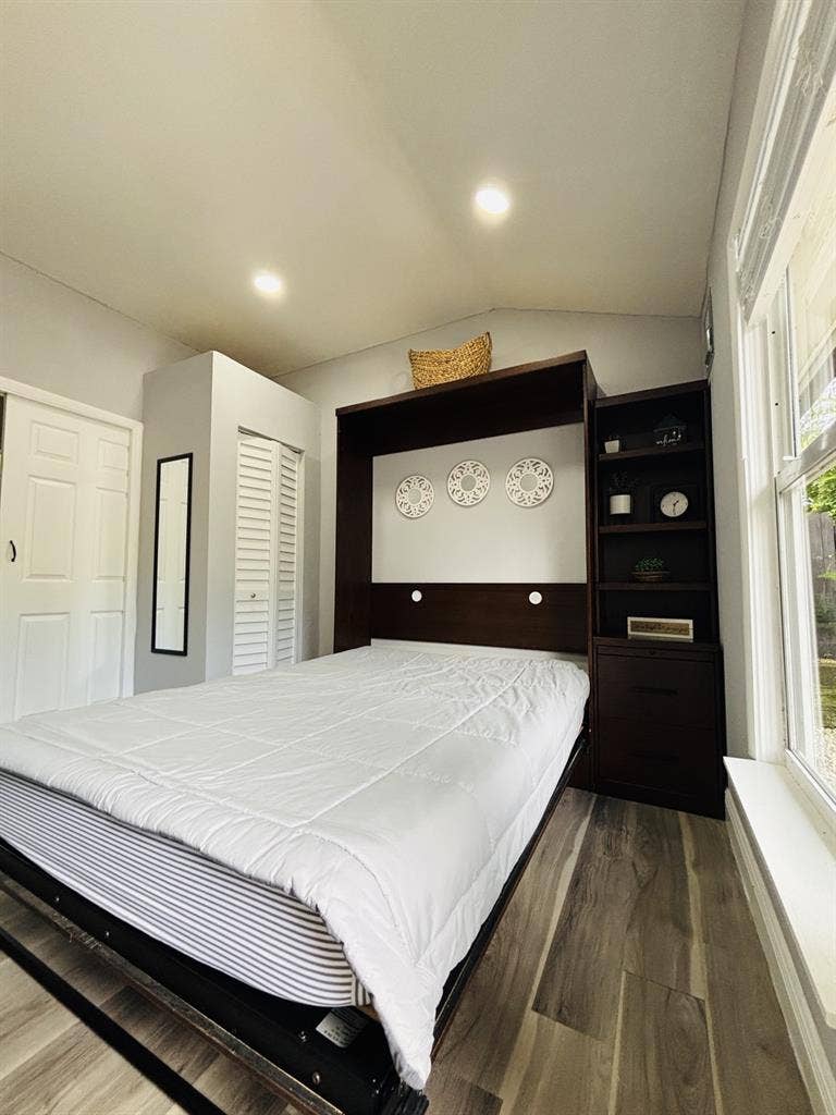 Private efficiency room for rent