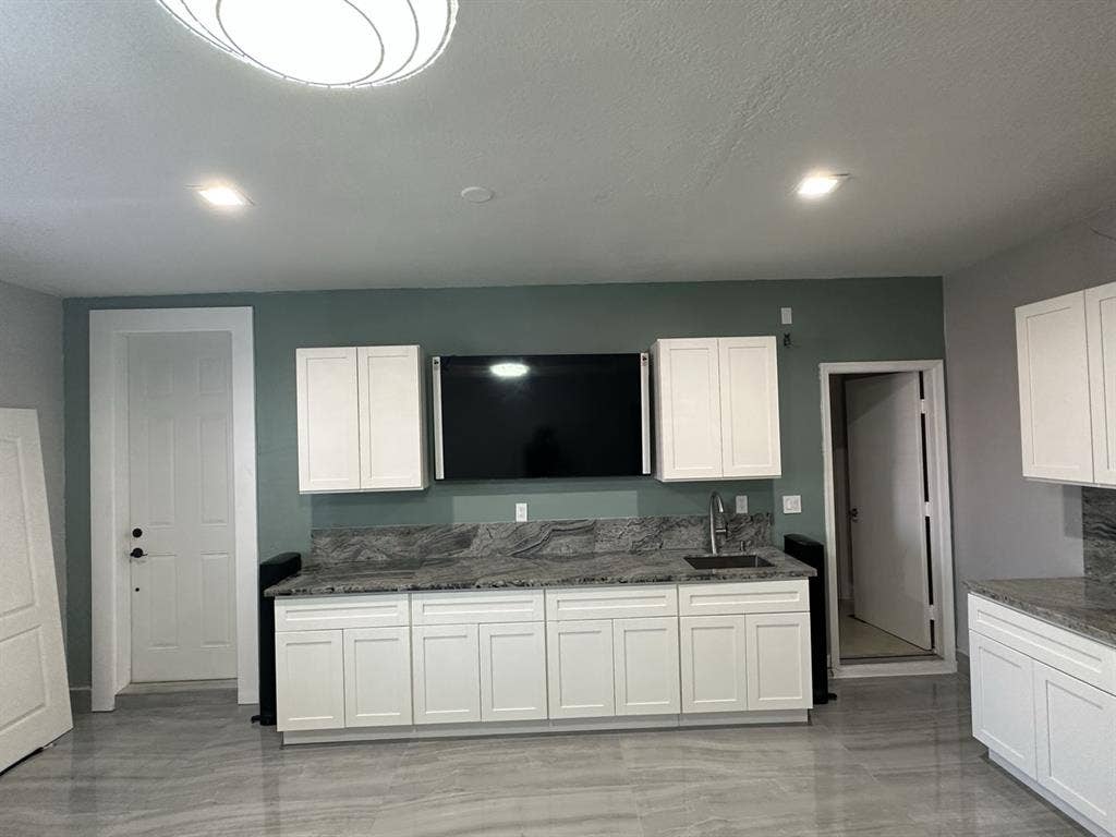 Large Studio in gated community.