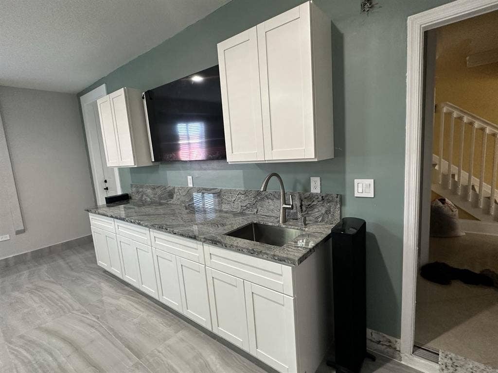 Large Studio in gated community.