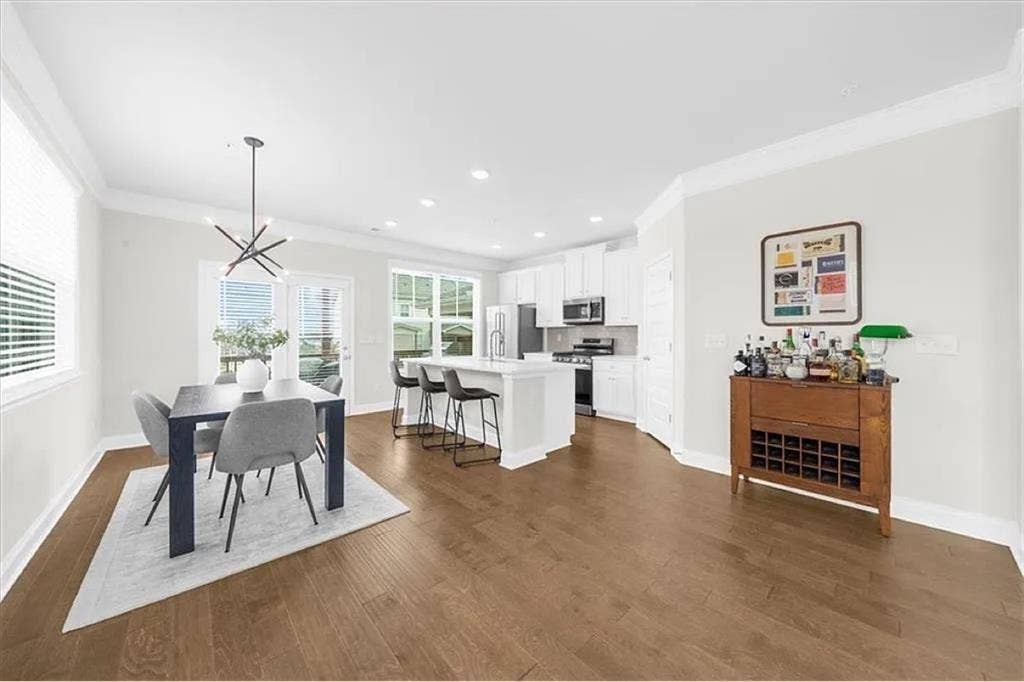 Looking for 2 female roommates!