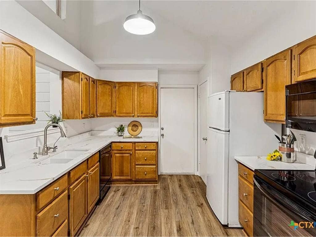 Looking for roommate(s)