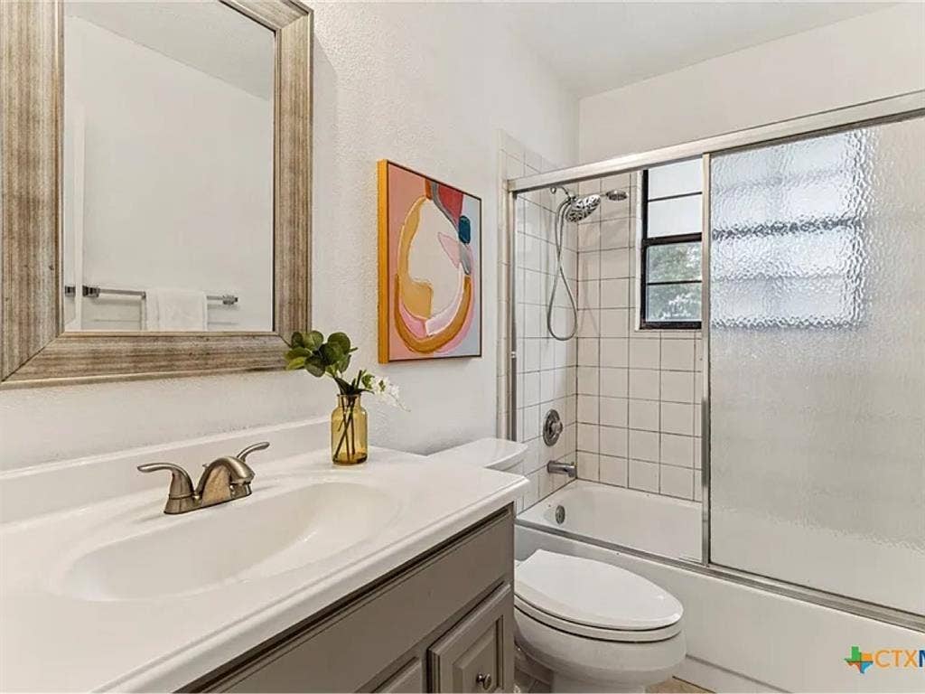 Looking for roommate(s)