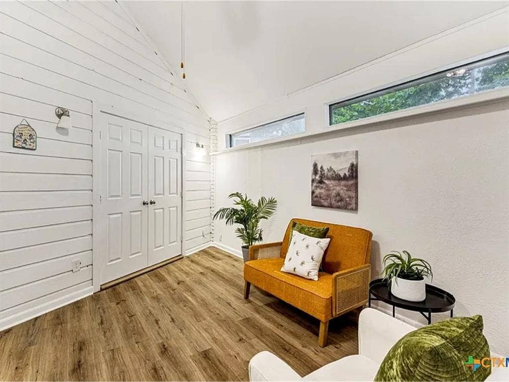 Looking for roommate(s)