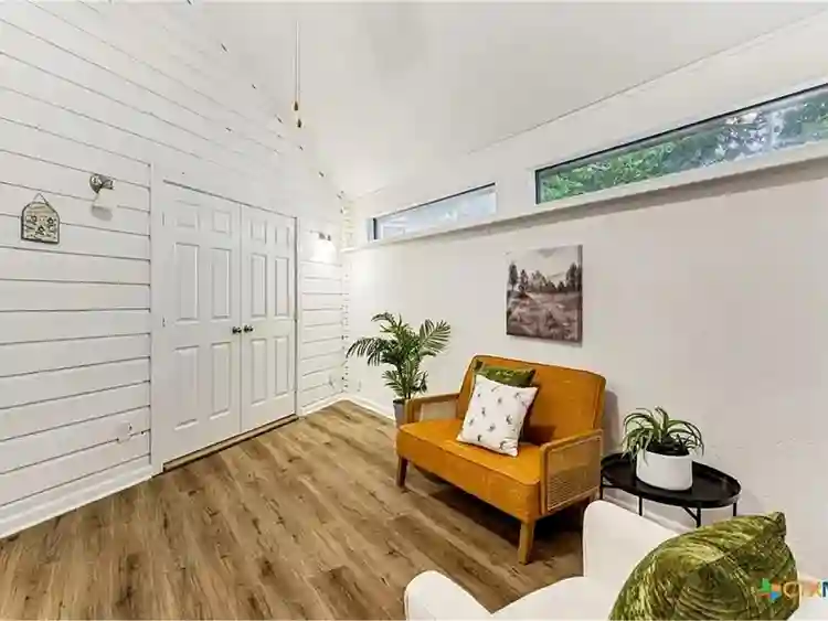 Looking for roommate(s)