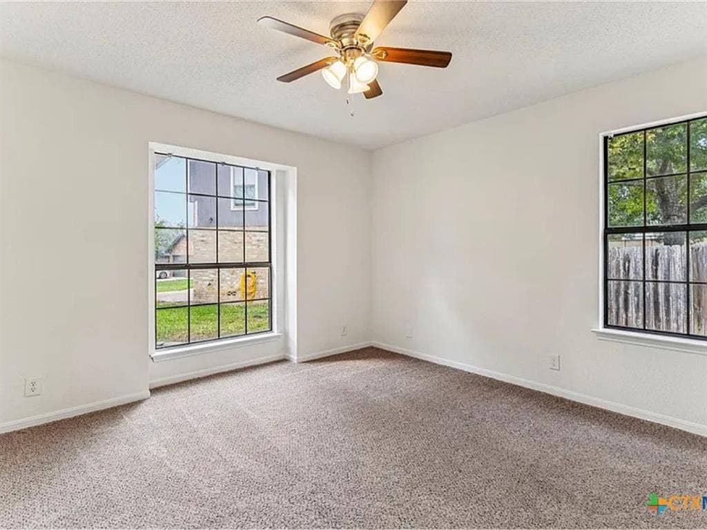 Looking for roommate(s)