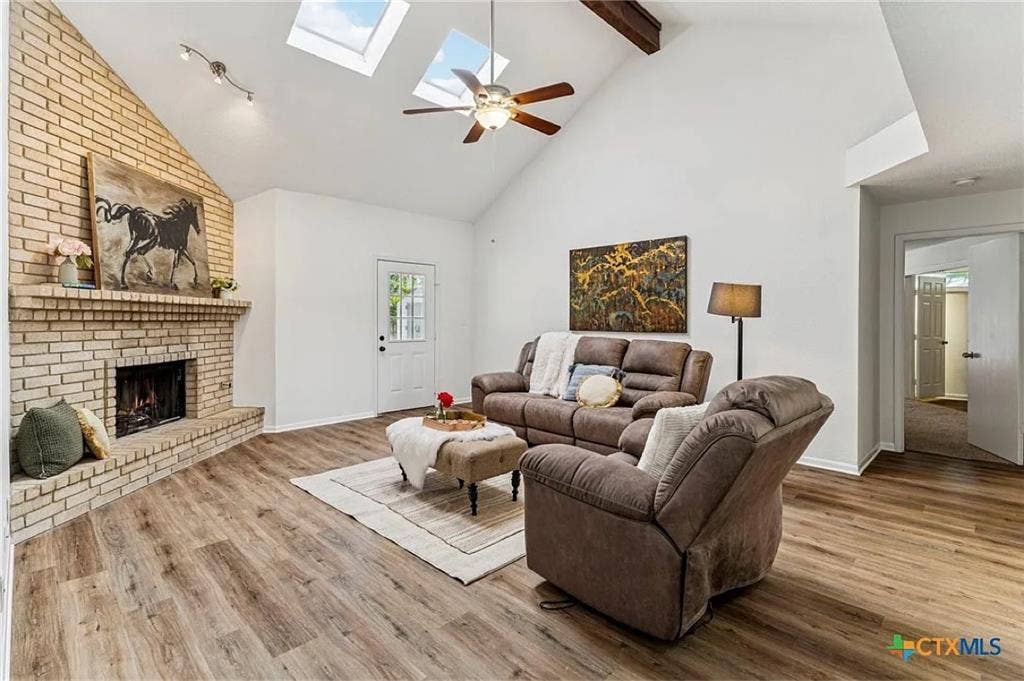 Looking for roommate(s)