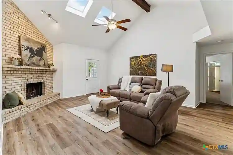 Looking for roommate(s)