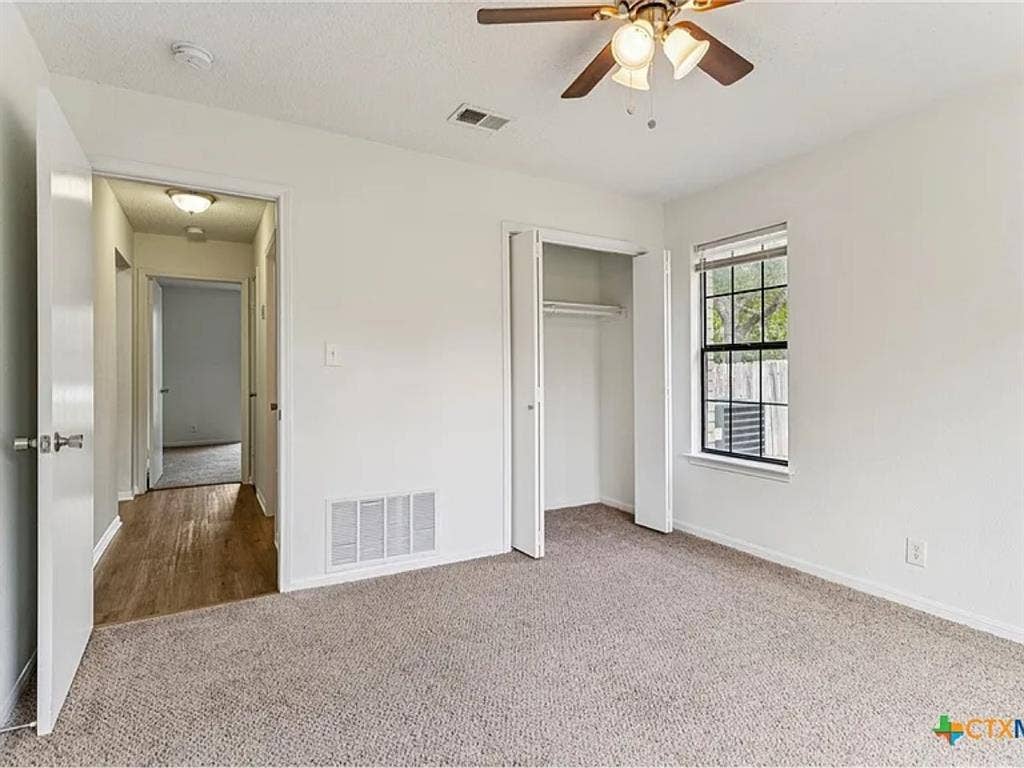 Looking for roommate(s)