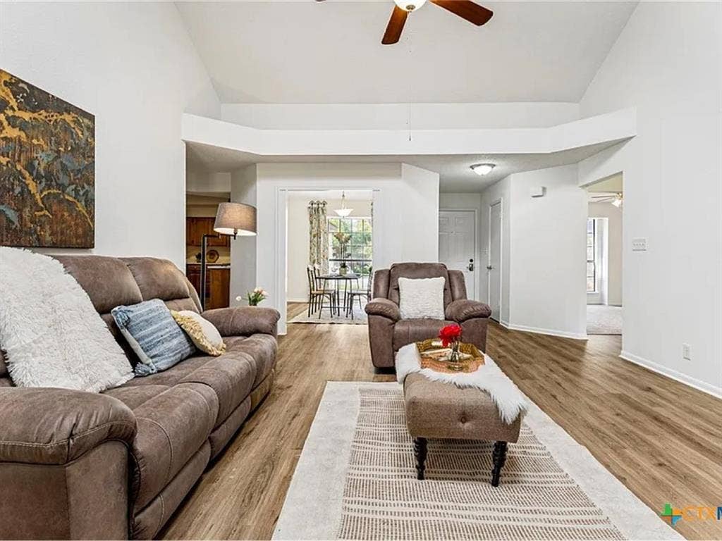 Looking for roommate(s)