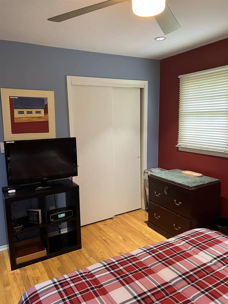 Male roommate needed