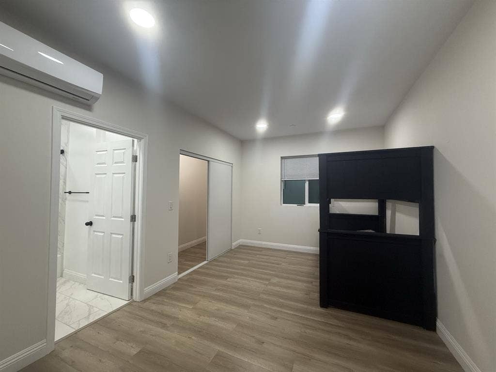 Shared room with roommates for rent