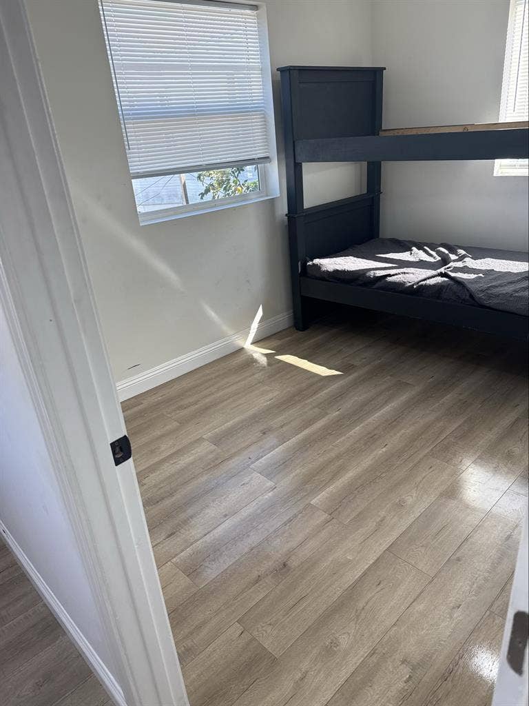 Shared room with roommates for rent