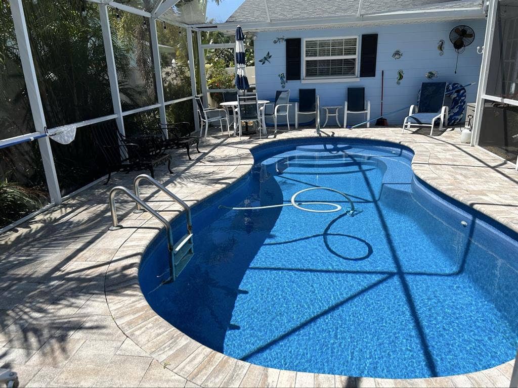 Huge room bath  6 month leasee